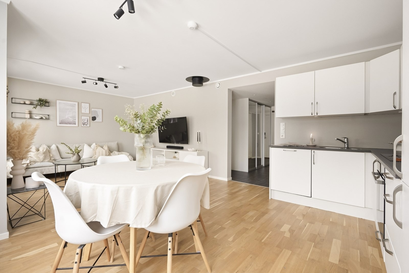 Kjøkkenet har en moderne innredning med glatte fronter og laminat benkeplate. Galleribilde