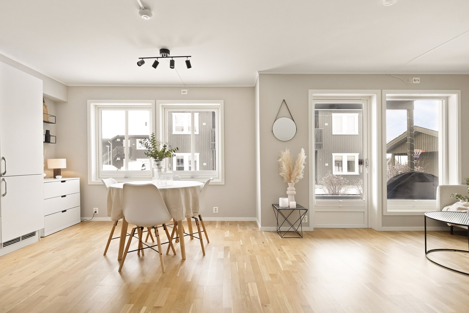 Balkongdøren fra 2017 har i likhet med vinduene 3-lags isolerglass. Galleribilde