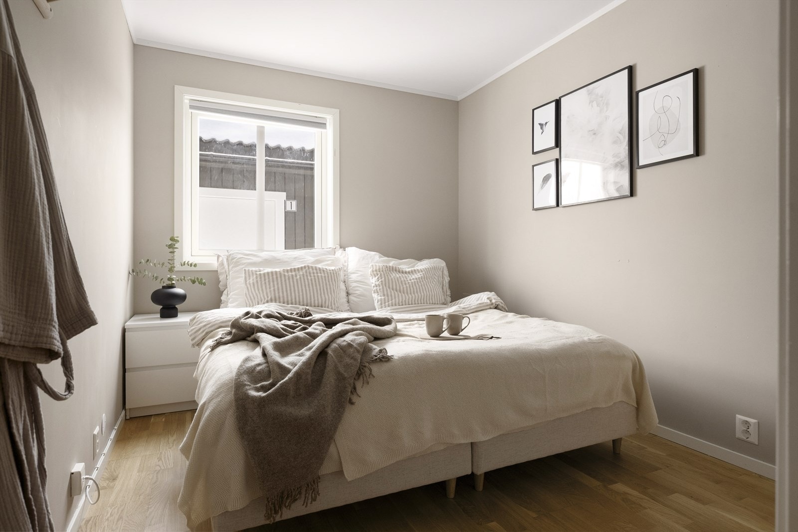 Hovedsoverommet har god plass til dobbeltseng og nattbord. Galleribilde