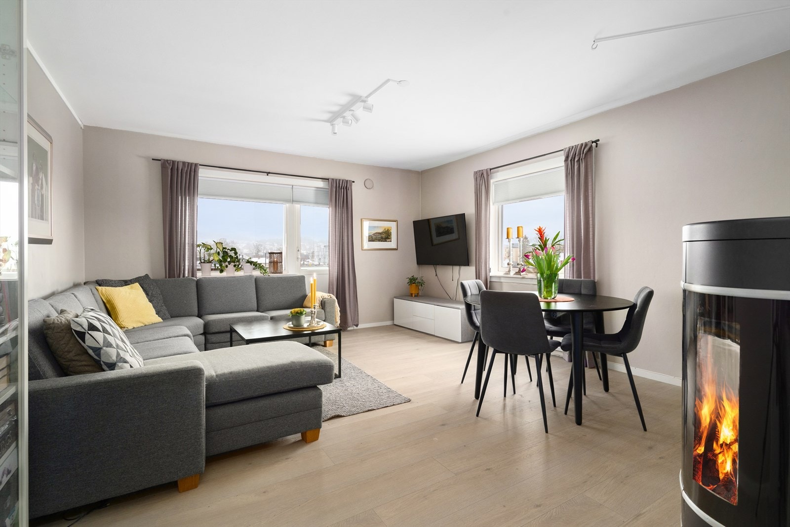 Stuen har flere vindusflater som slipper inn rikelig med naturlig lys og er malt opp i delikat fargetone Galleribilde