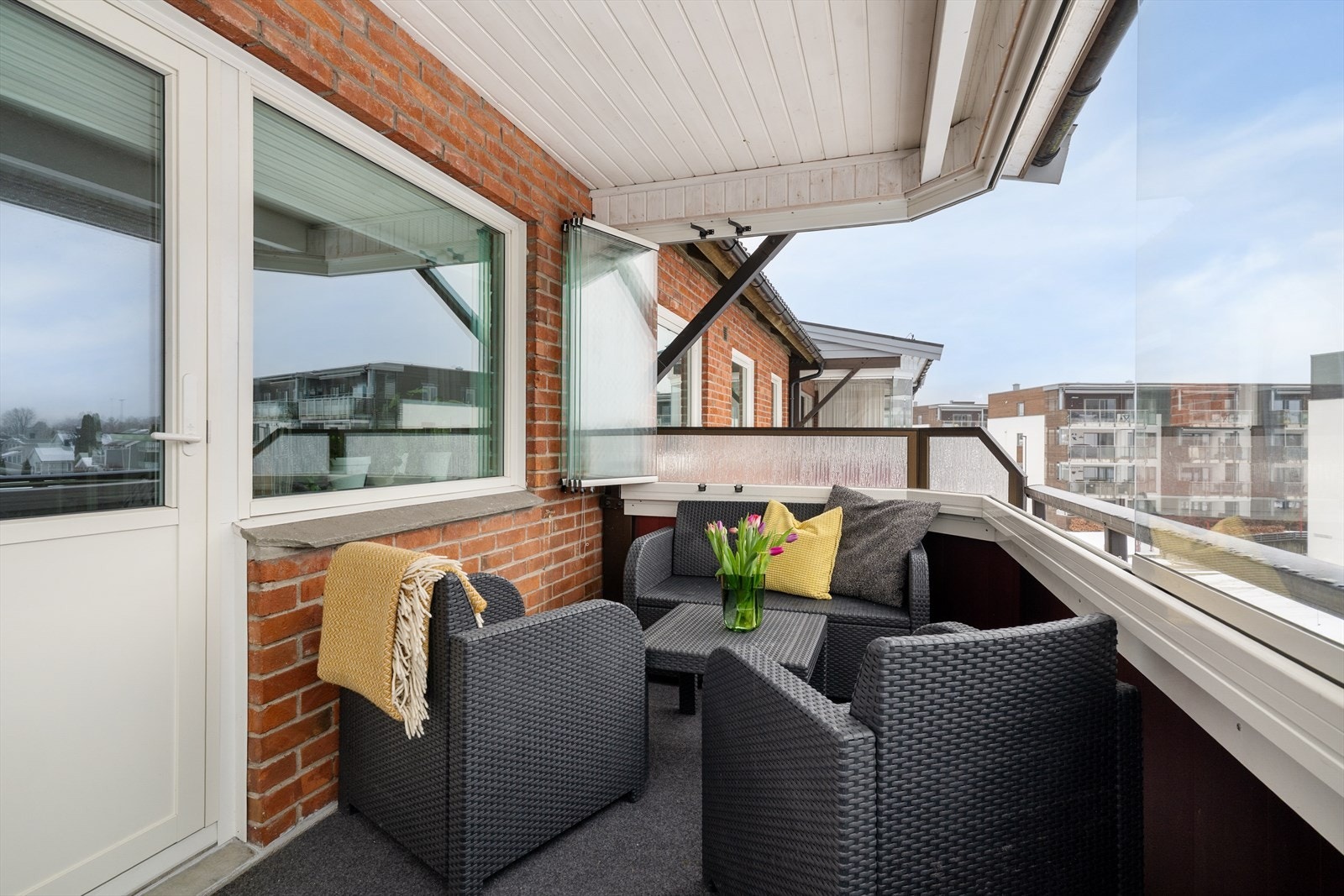 Fra stuen er det dør ut til inngalsset balkong med fin plass til utemøblement. Galleribilde