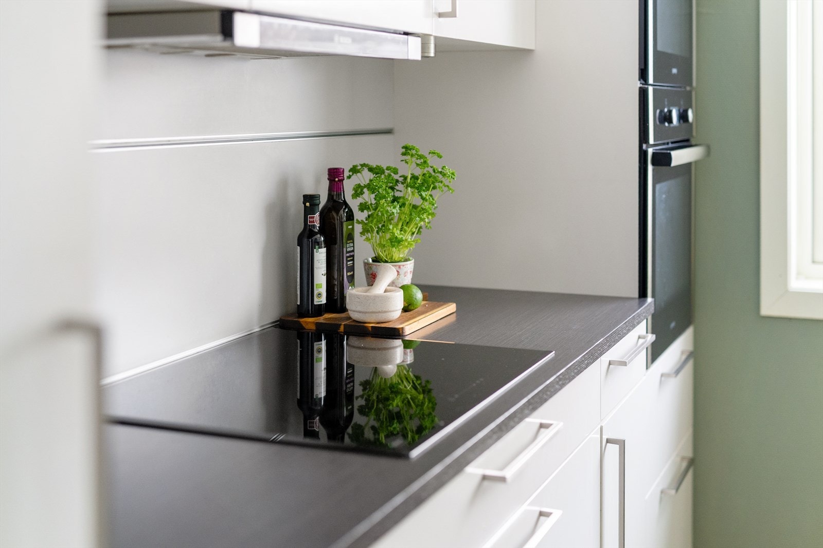 Hvitevarer som platetopp, oppvaskmaskin, stekeovn, mikro og kjøl-/ fryseskap er integrert. Galleribilde