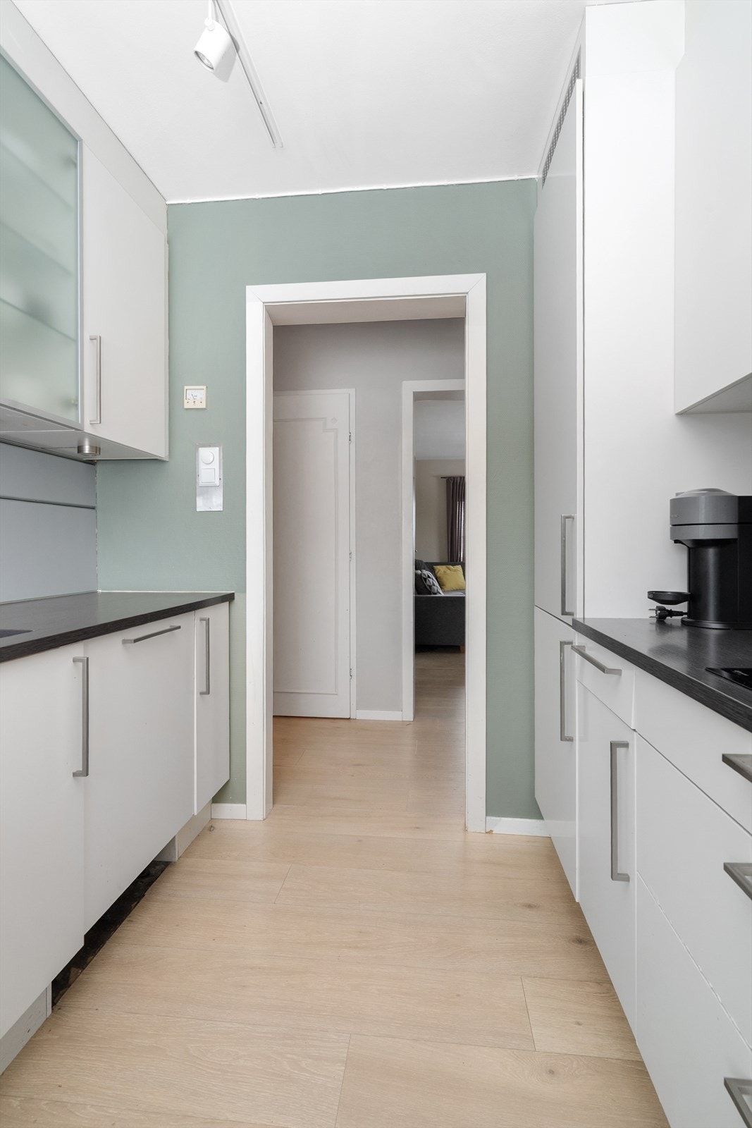 Innredningen har lyse og pene fronter som er slette, benkeplater er laminert med underlimt vask. Galleribilde