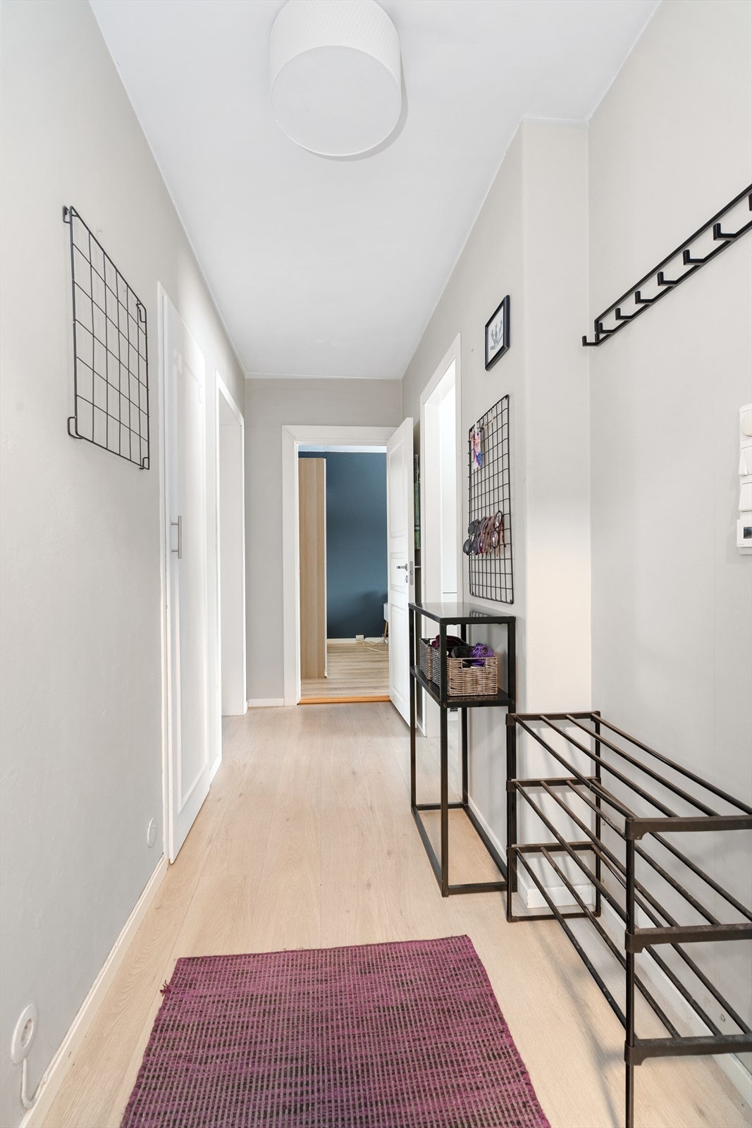 Fra felles trappegang kommer man inn til lys og trivelig entré med fin plass til både sko- og yttertøy. Galleribilde