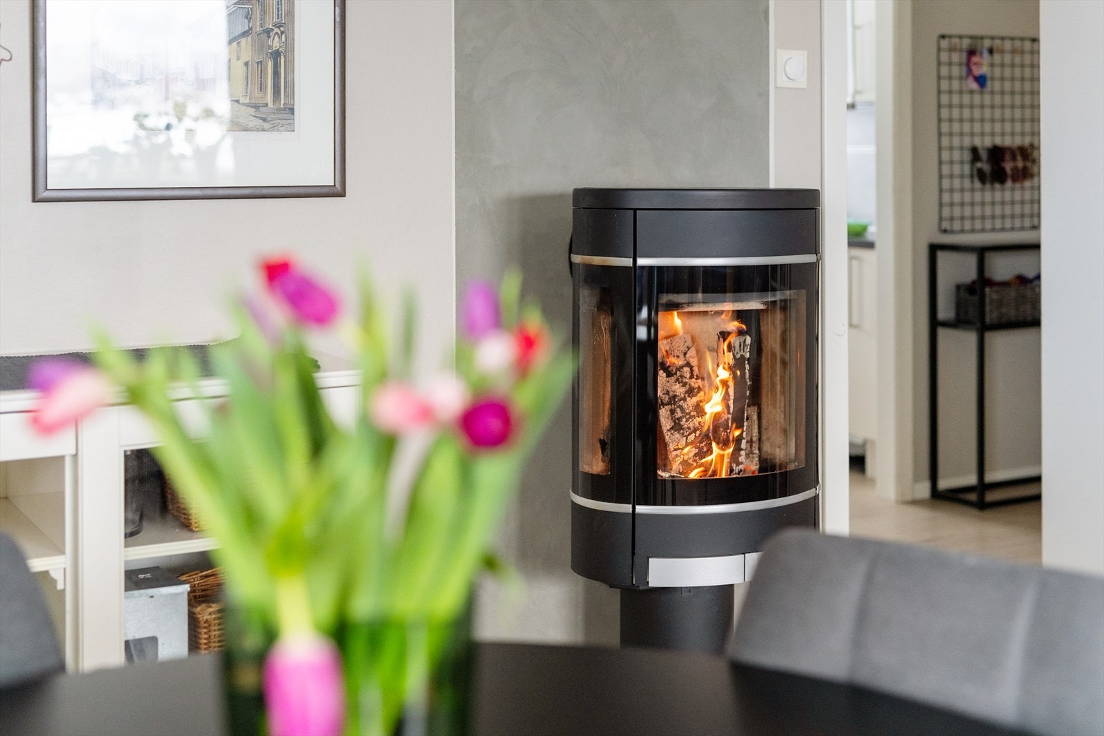 I stuen er det montert peisovn med glass i døren som gir fint innsyn i flammene og skaper en lun og god atmosfære. Galleribilde