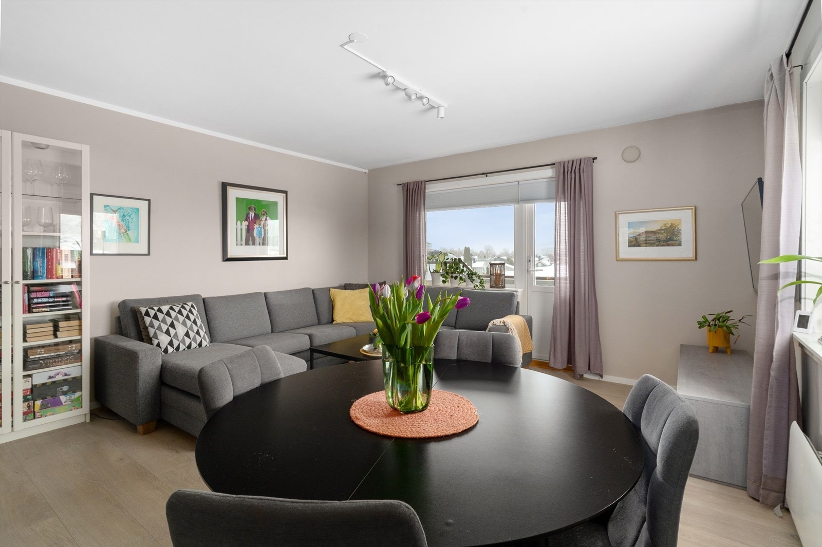 Lys og trivelig stue med god plass til både sofagruppe og spisestue. Galleribilde