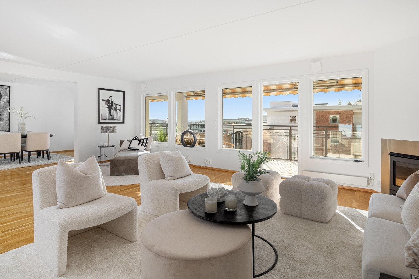 - Stor og luftig selveierleilighet i bygg fra 2004 med gjennomgående planløsning og store vindusflater som gir svært gode lysforhold og nydelig utsikt - Galleribilde