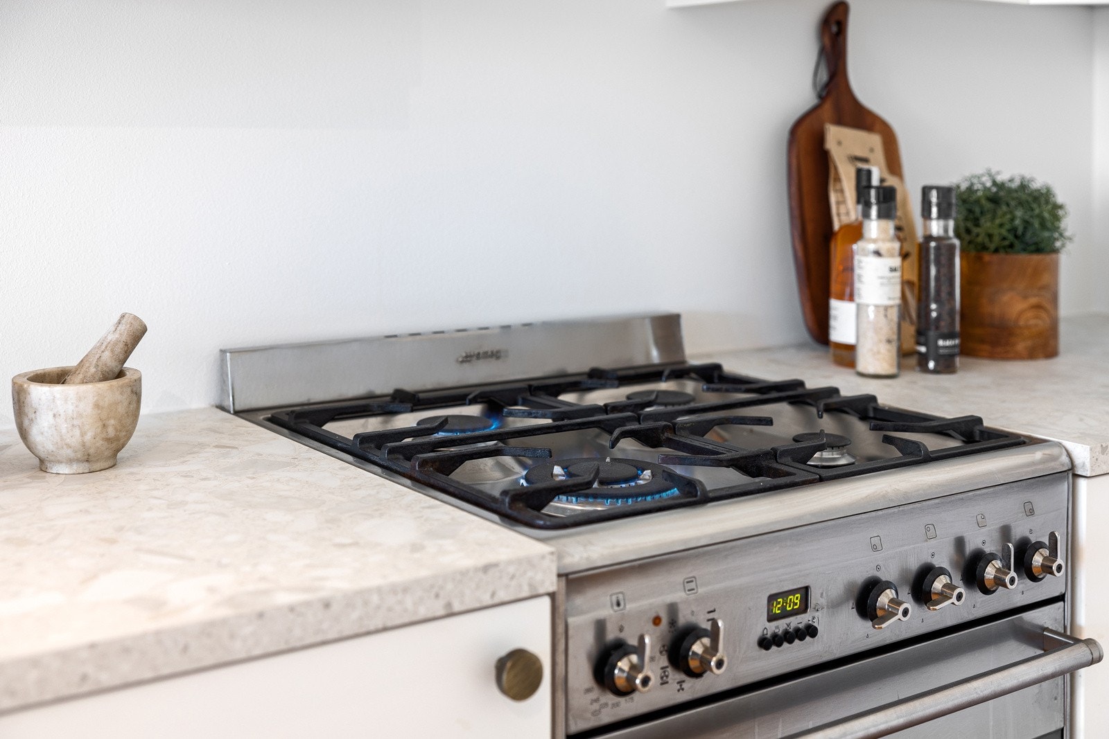 - Ventilator tilkoblet mekanisk avtrekk samt stikkontakt og lys under overskap - Galleribilde