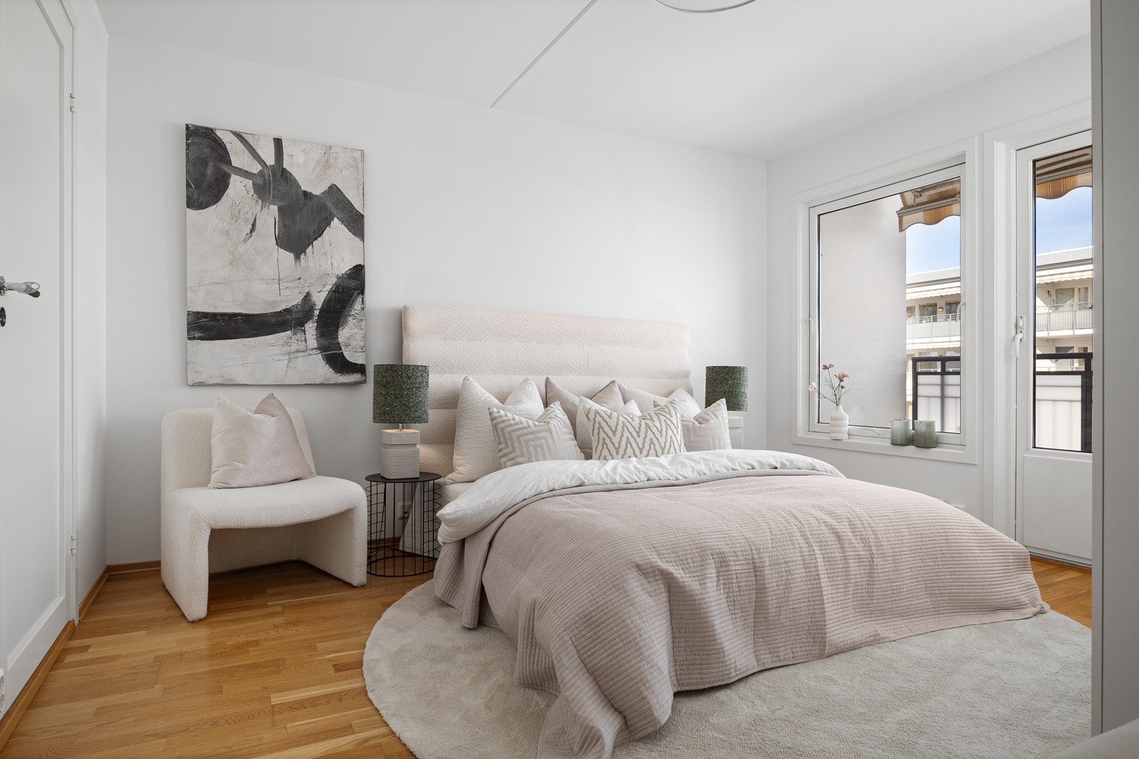 - Romslig hovedsoverom på ca 14 m² med god plass til dobbeltseng, nattbord, kontorpult osv - Galleribilde