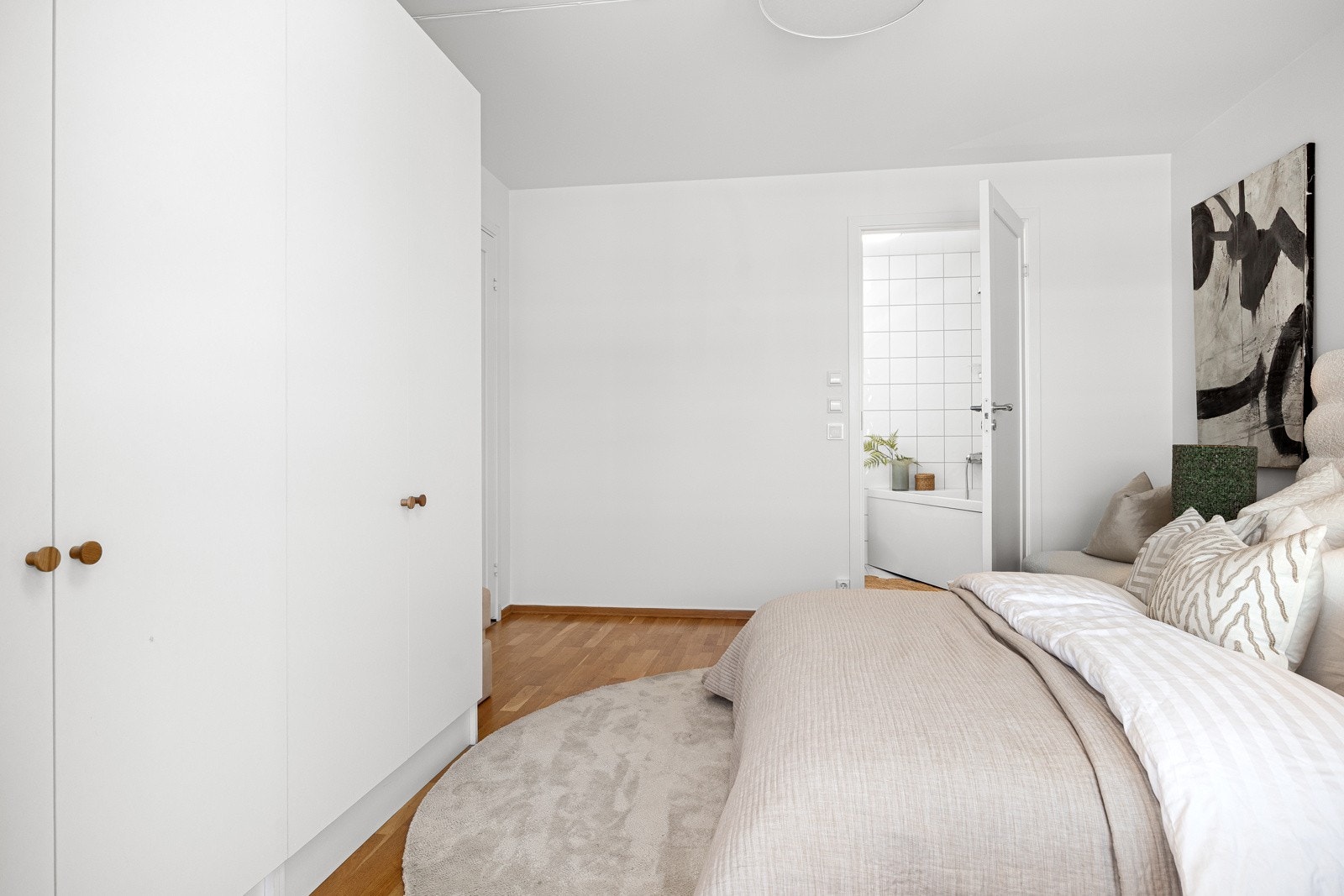 - Stort garderobeskap medfølger - Galleribilde