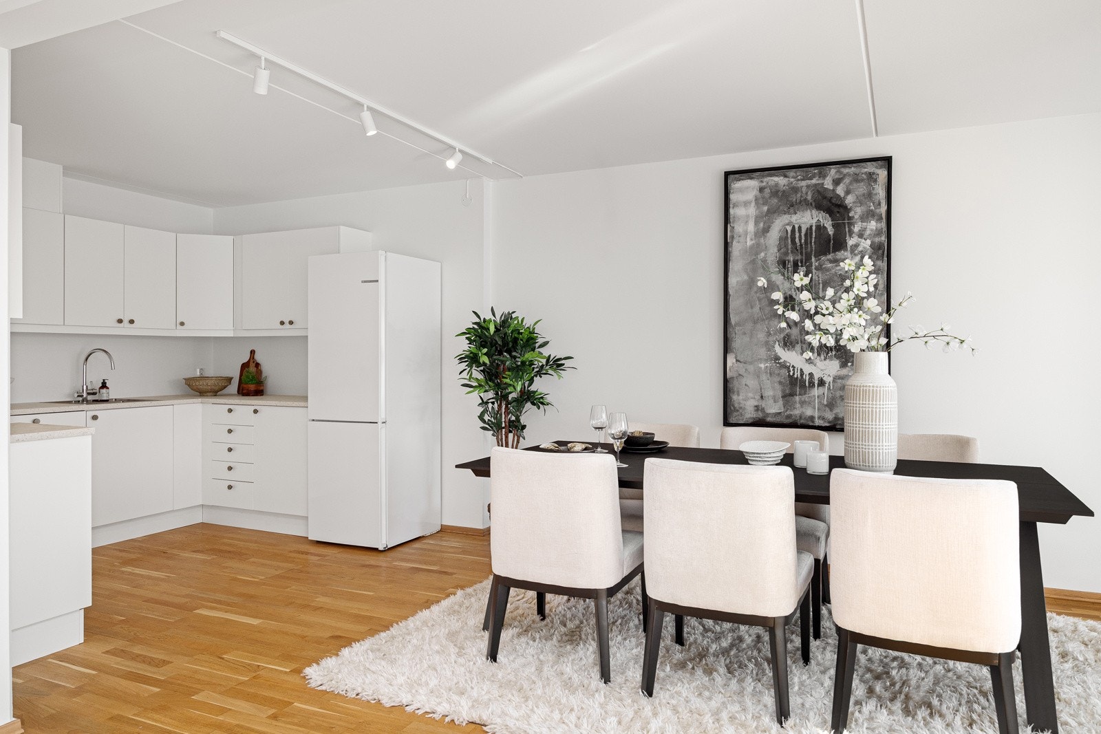 - Kjøkkenet ligger i åpen løsning mot spisestuen - perfekt for hyggelige lag - Galleribilde