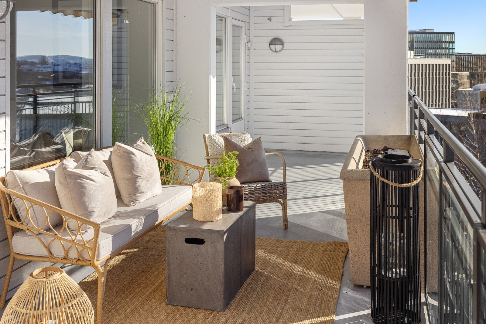 - Her er det plass til flere sittegrupper, spisebord, grill og beplantning - Galleribilde