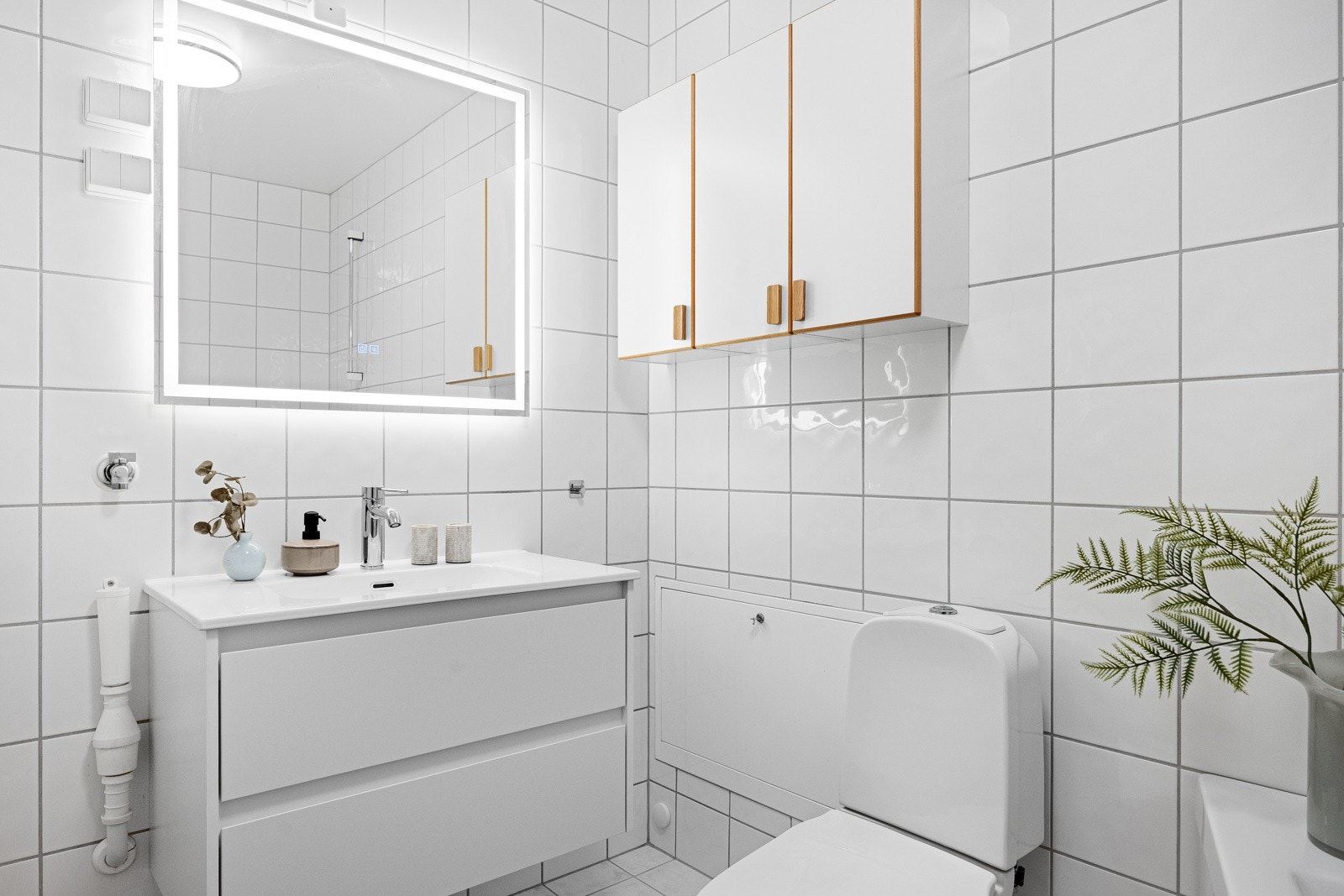 - Opplegg for vaskemaskin og tørketrommel. Deler av innredningen ble skiftet 2026 - Galleribilde