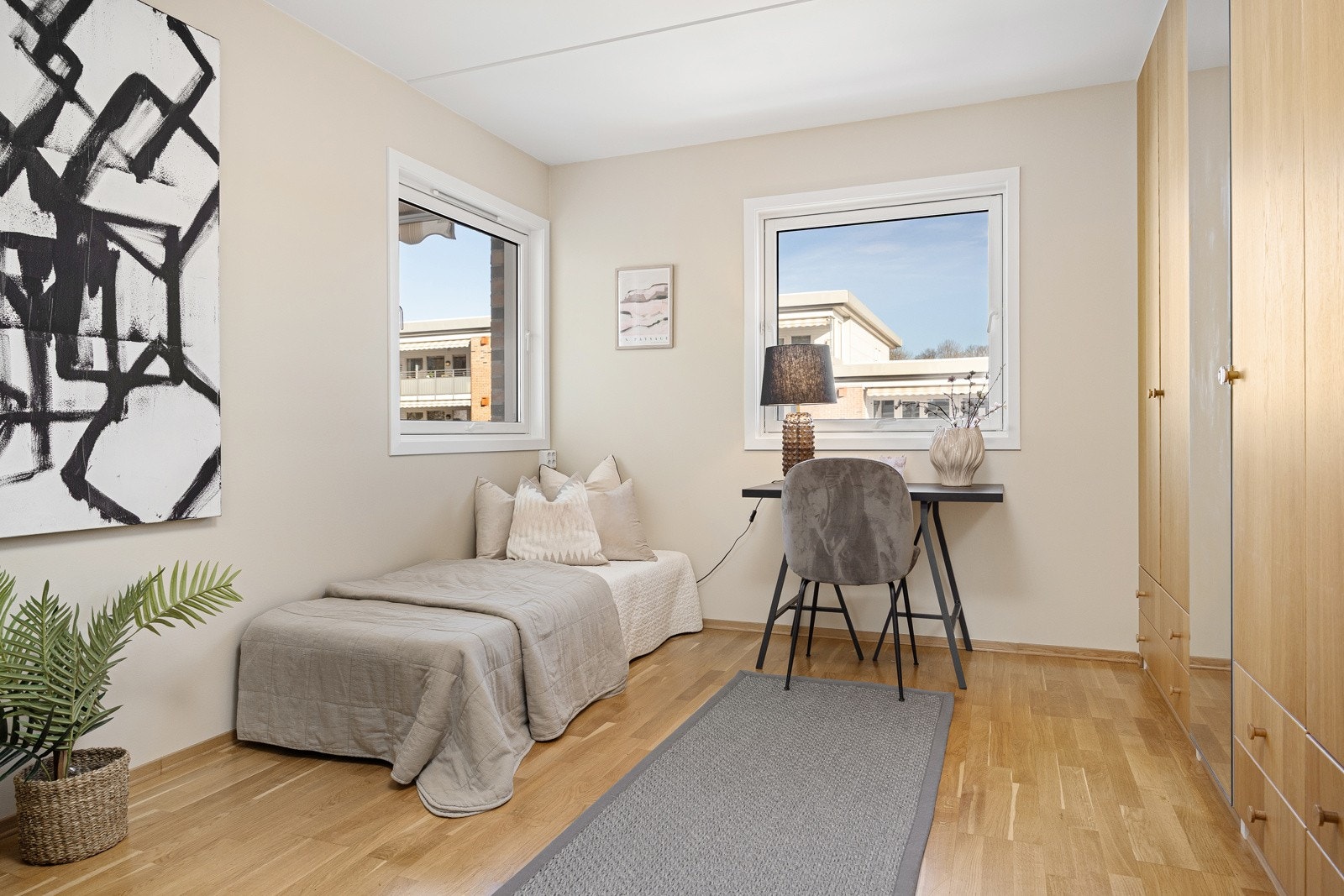 - Soverom 2 er på ca 13 m² og har vinduer i to retninger som gir gode lysforhold og flott utsikt - Galleribilde