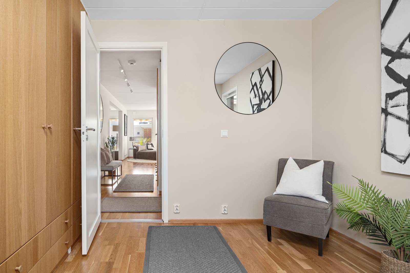 - Plass til dobbeltseng, nattbord, kontorpult osv, samt stort, medfølgende garderobeskap - Galleribilde