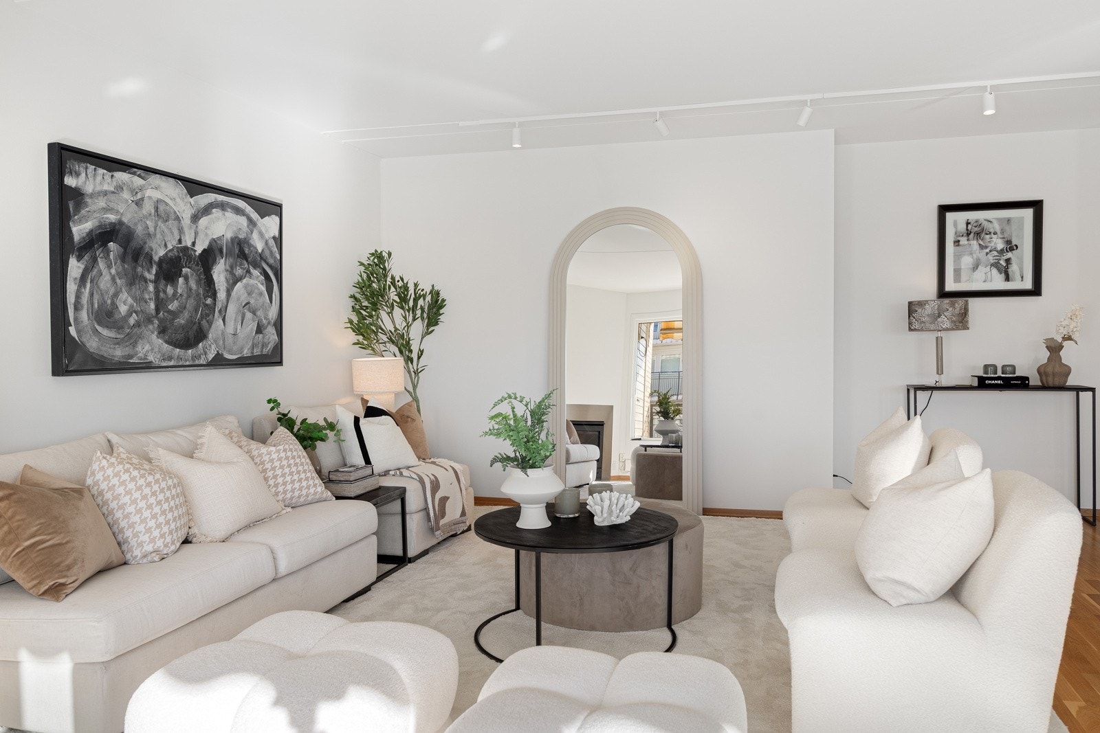 - Plass til tv-krok, bokhyller og reoler - Galleribilde