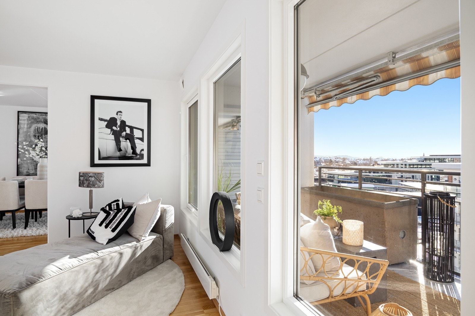 - Utgang til hovedbalkongen både fra stue og spisestue - Galleribilde