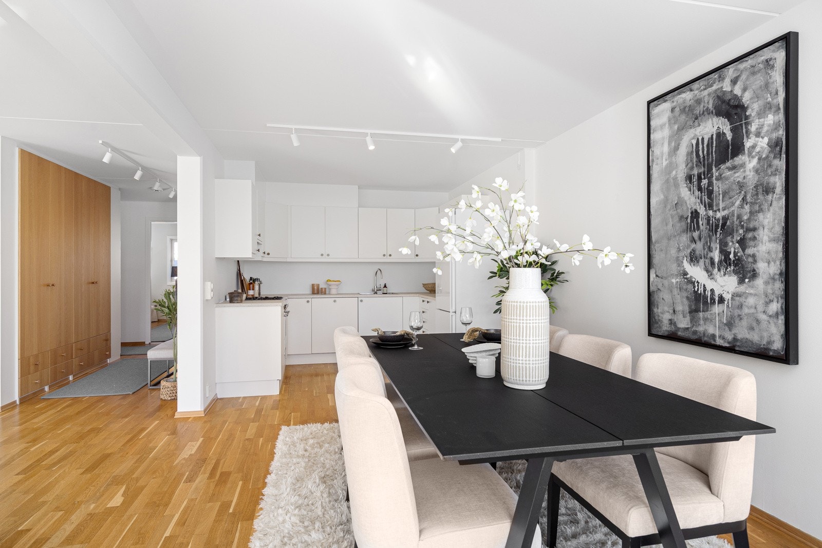 - God plass til stort spisebord med plass til mange gjester - Galleribilde