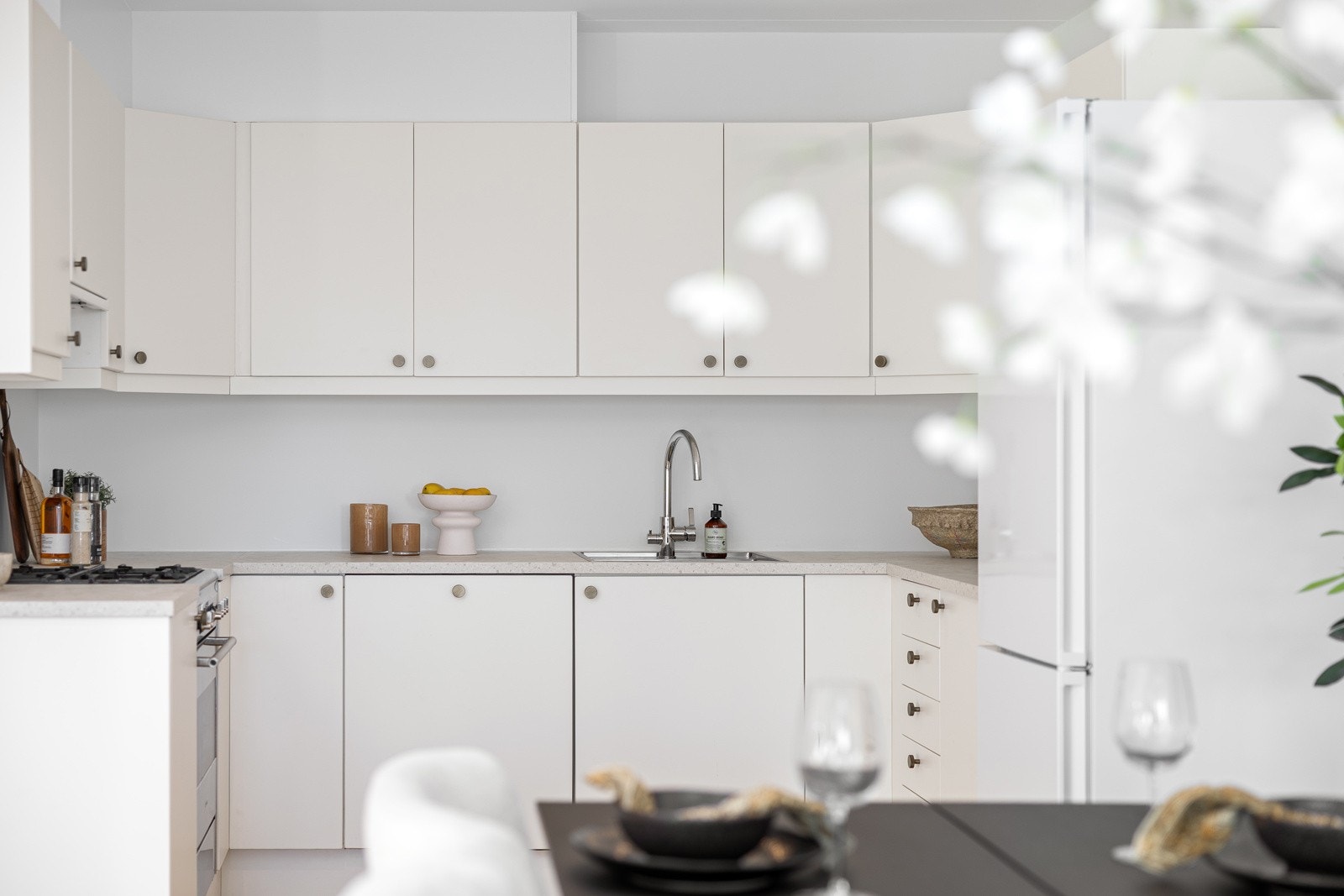 - Innredning med glatte fronter og god skap- og benkeplass (TG1). Medfølgende hvitevarer: Komfyr med gasstopp (gassvakt er montert) og oppvaskmaskin - Galleribilde