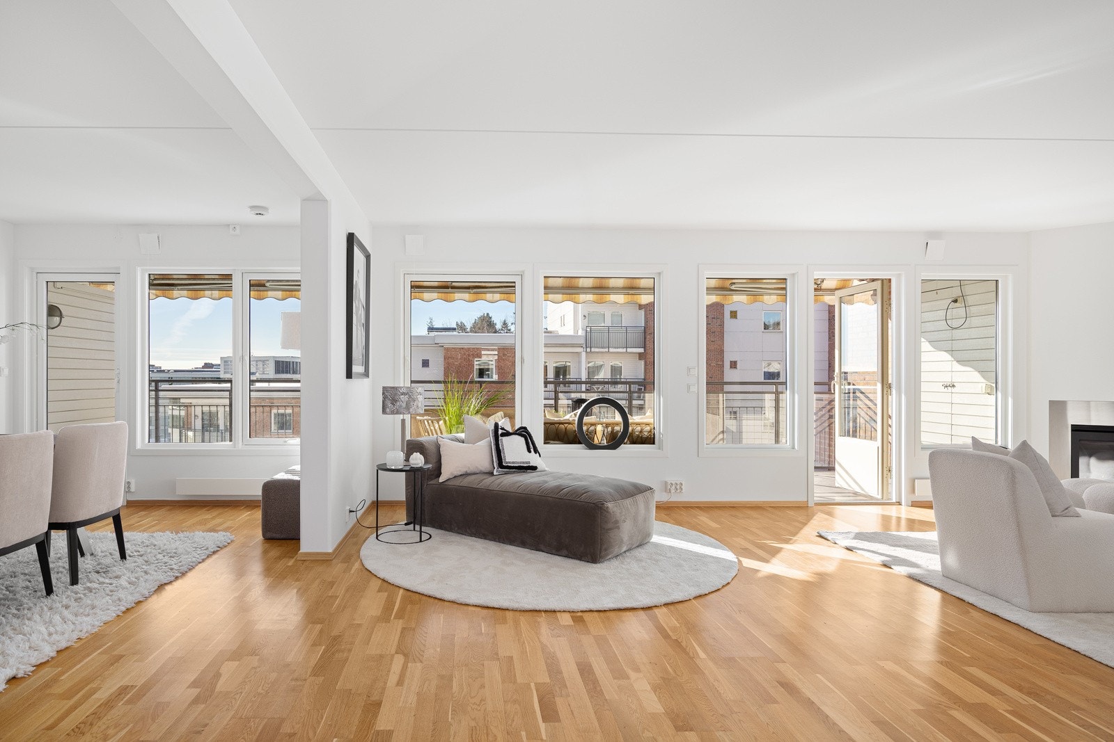 - Svært store vindusflater samt to balkongdører gir særdeles gode lysforhold i leiligheten - Galleribilde