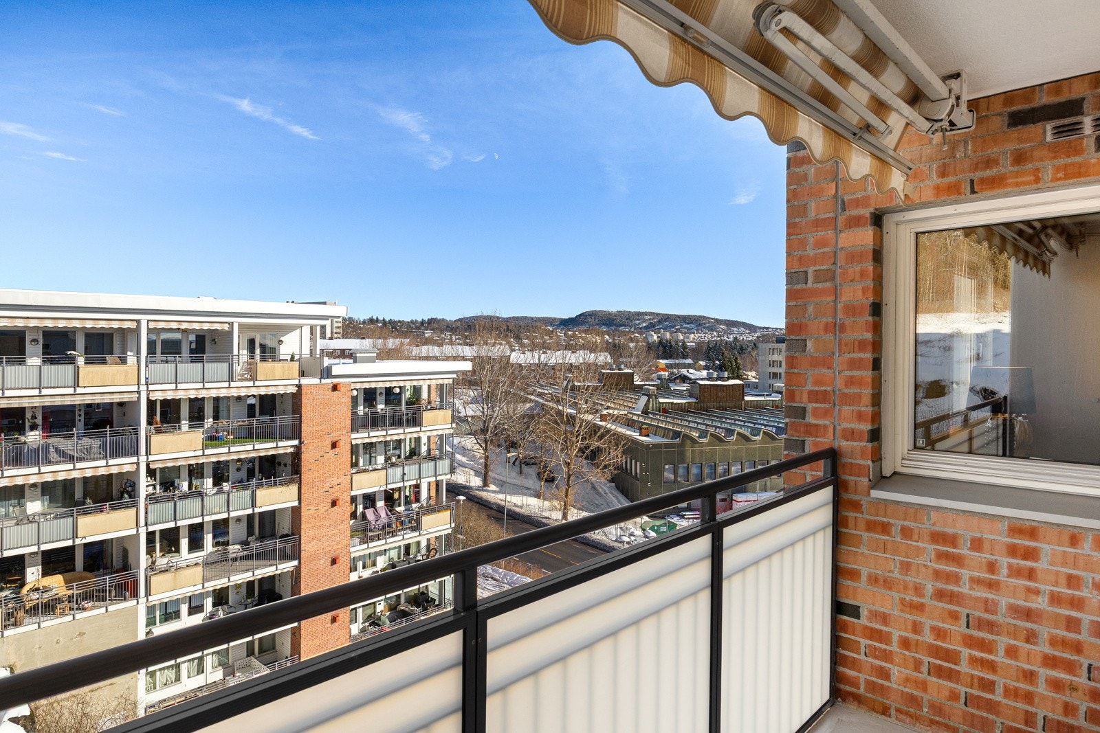 - Det er montert markise, utebelysning og stikkontakt - Galleribilde