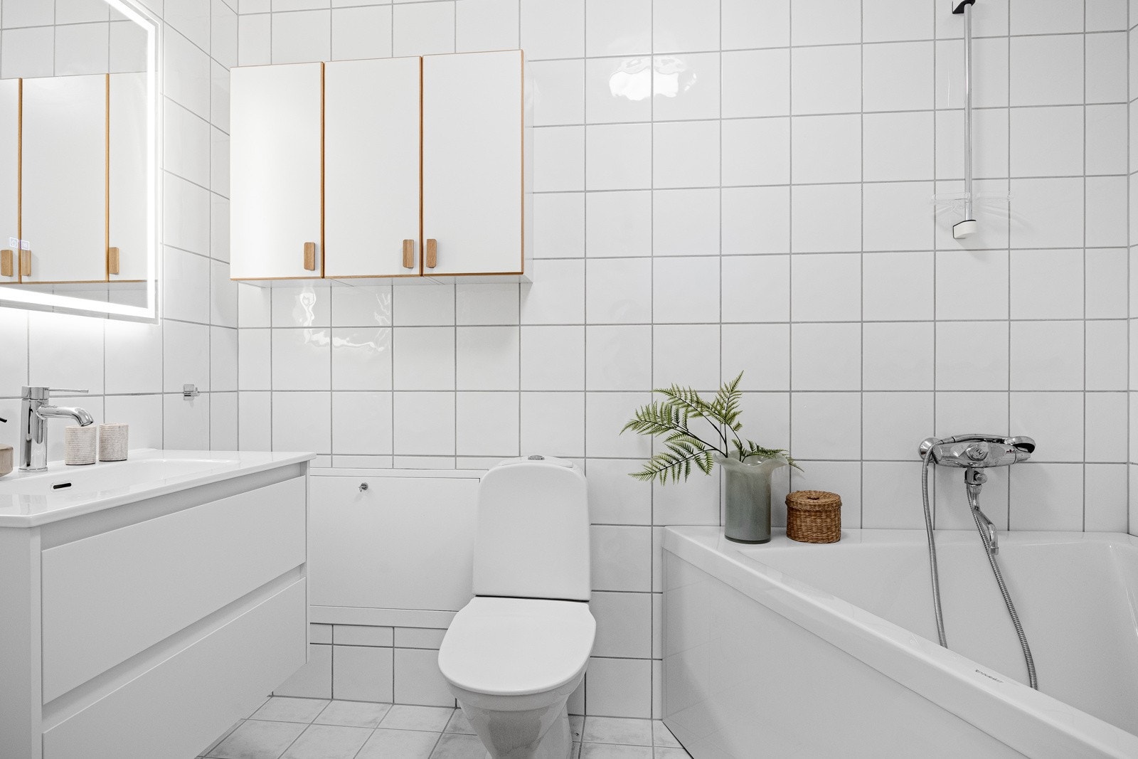 - Adkomst til bad 1 fra hovedsoverom. Her er det badekar, toalett og godt med skapplass - Galleribilde