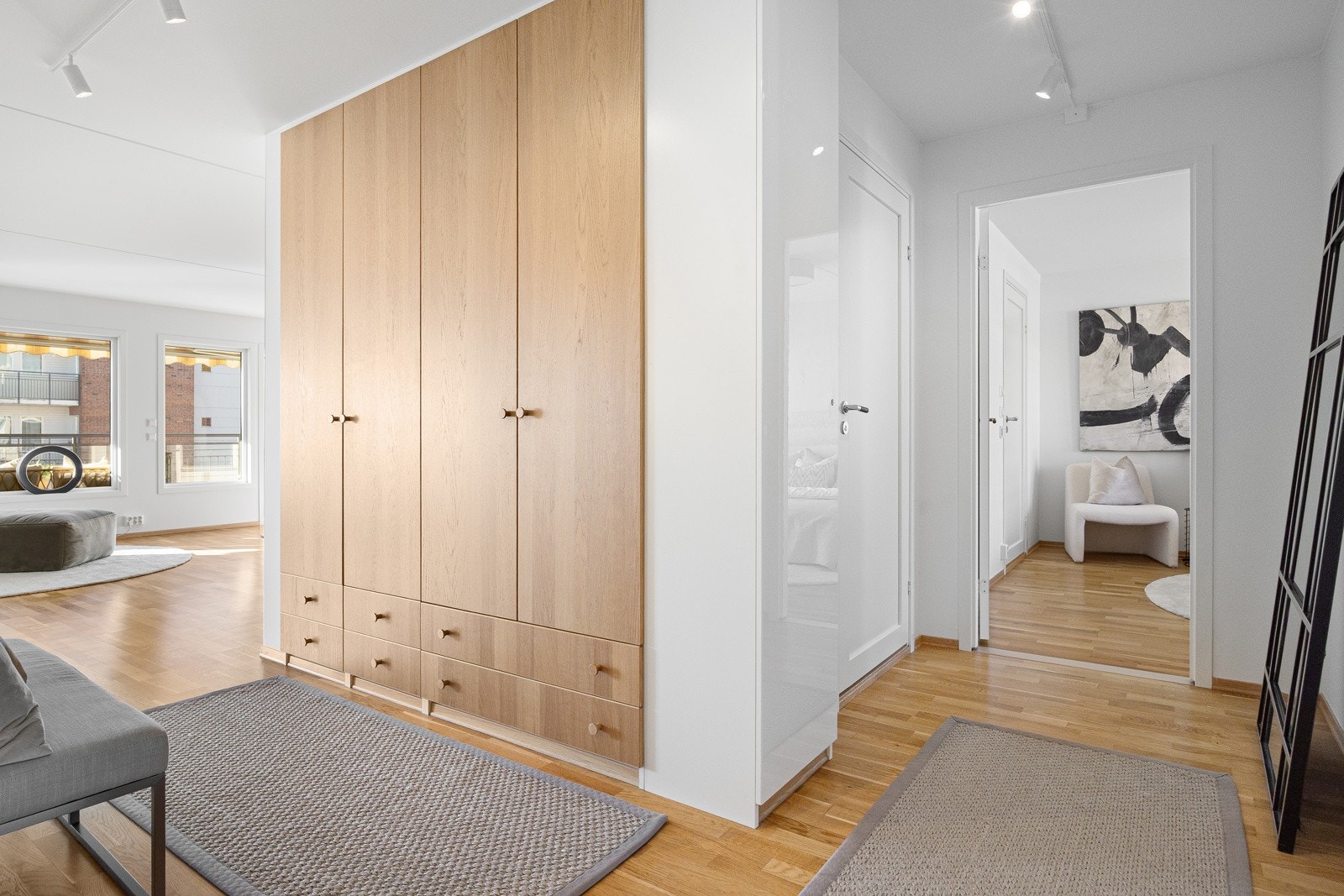 - Mellomgang med stort, takhøyt garderobeskap i eik med god oppbevaringsplass samt plass til sittebenk, bokhyller etc - Galleribilde