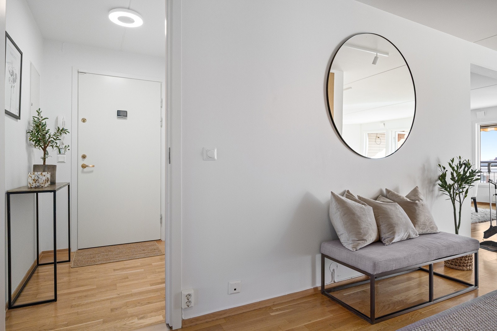 - Entré med god plass til klær, sko, skoskap etc. Dør mot fellesareal er brann- og lydklassifisert med sikkerhetslås - Galleribilde