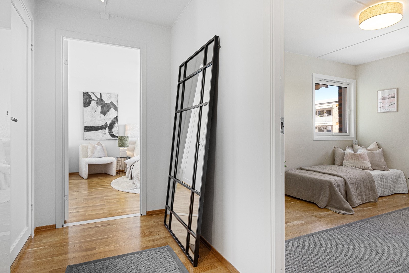 - Mellomgang mot soverom I og soverom II - Galleribilde