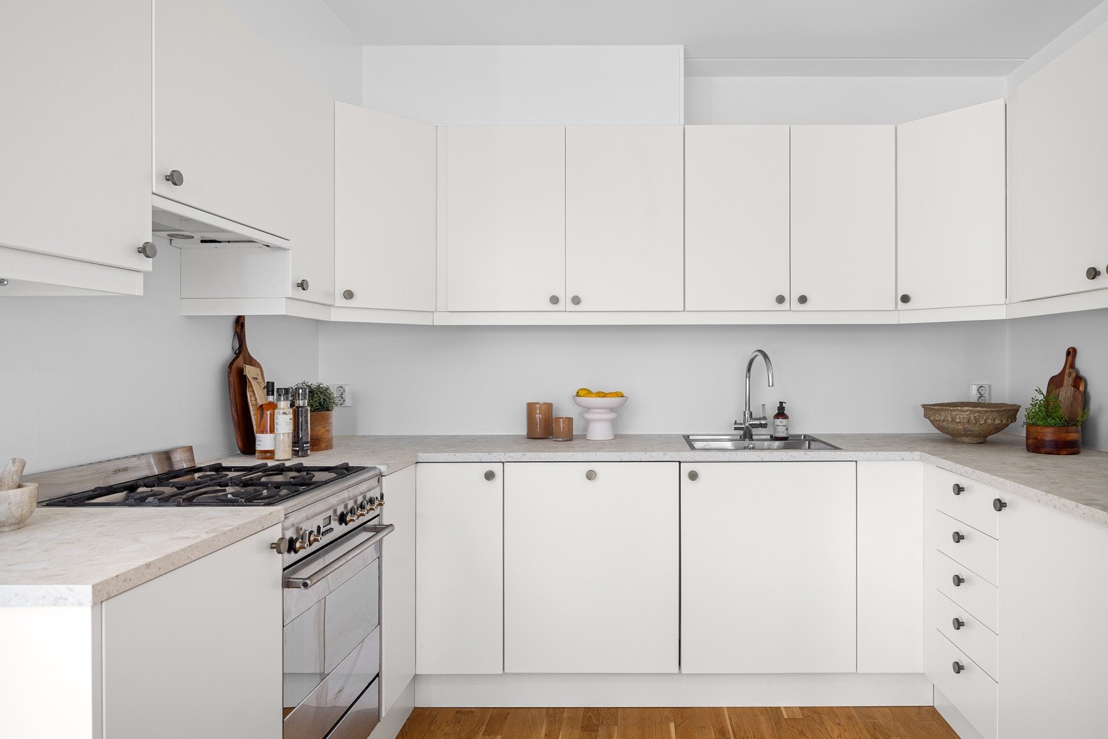 - Automatisk vannstopper med fuktsensor er montert. Varmtvannsbereder plassert under kjøkkenbenk (117 liter fra 2015) - Galleribilde