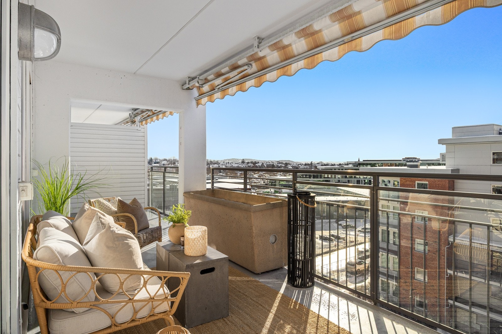 - 22 m² solrik, sørvestvendt balkong med sol fra ca kl 12:00-21:00 sommerstid og fantastisk utsikt - Galleribilde