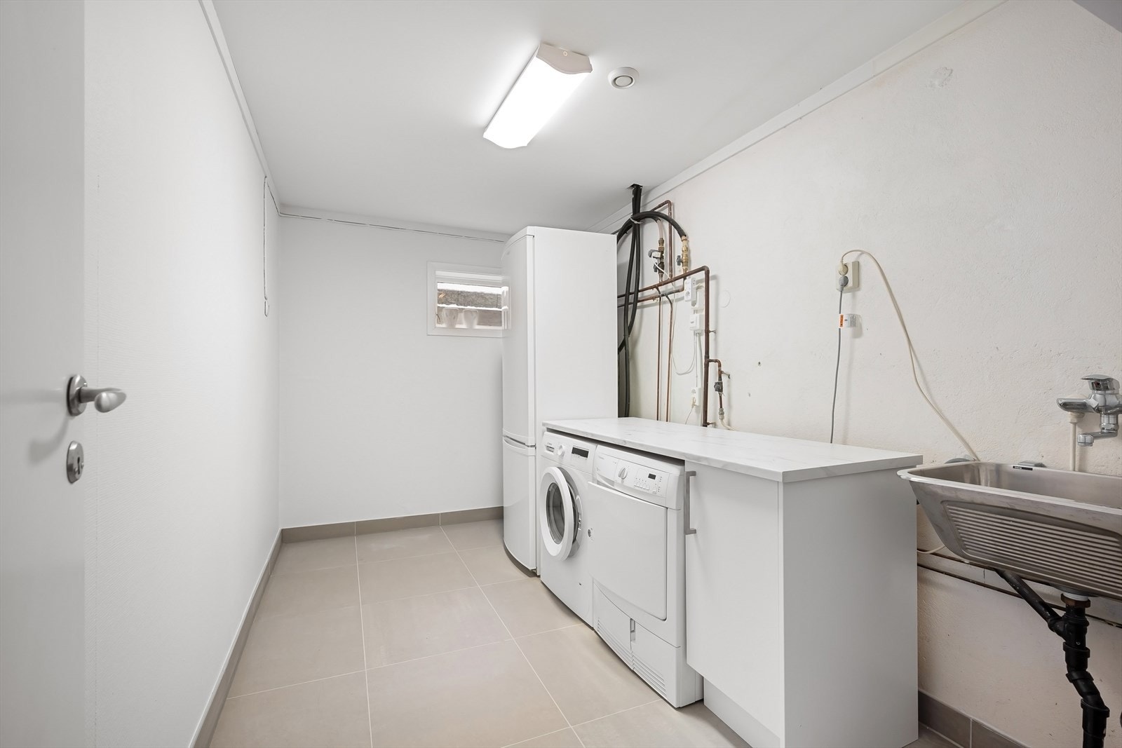 Fint oppgradert vaskerom med flislagt gulv. Galleribilde