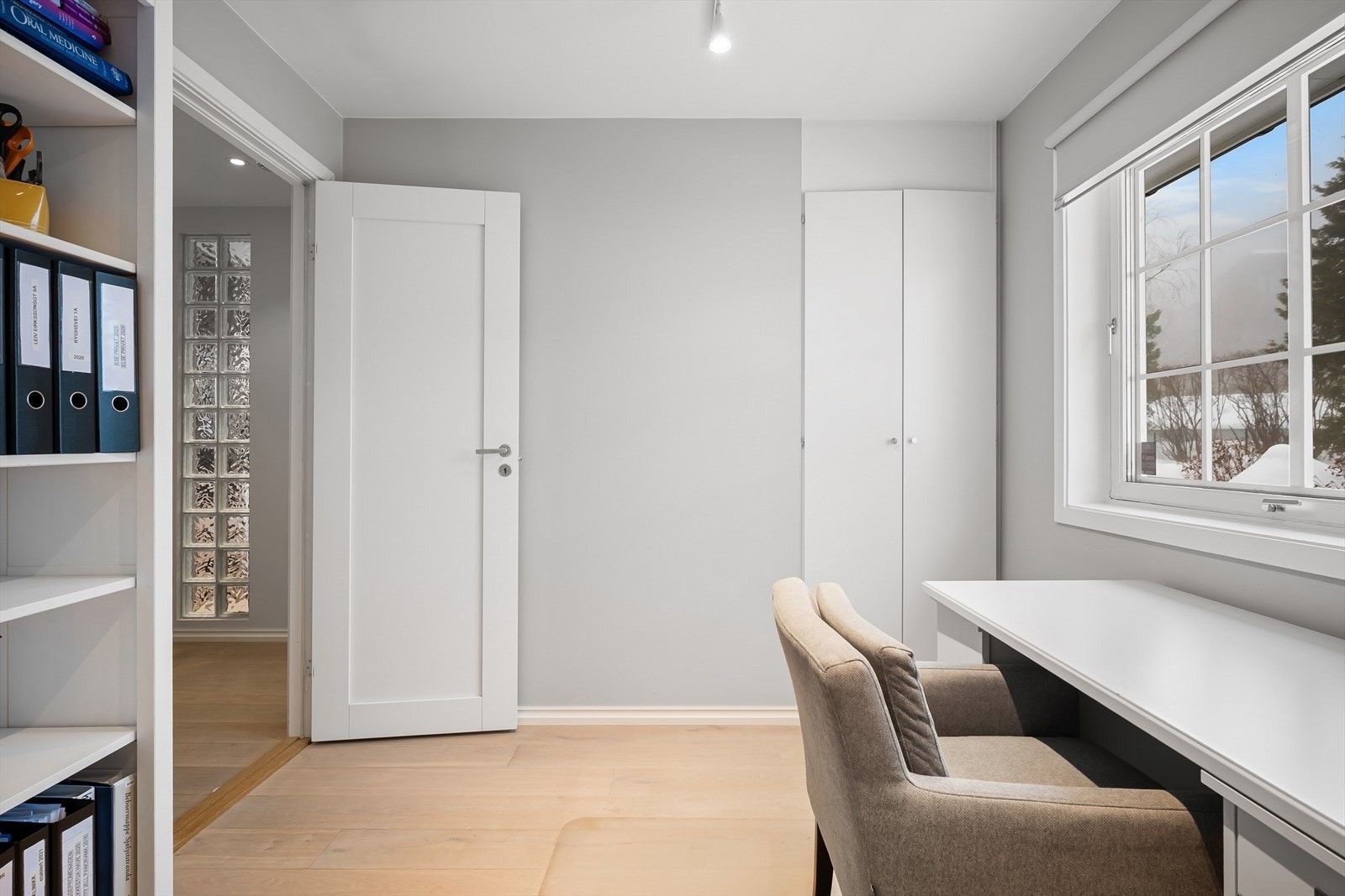 Soverom nr.3 benyttes som kontor, god plass til seng. Galleribilde