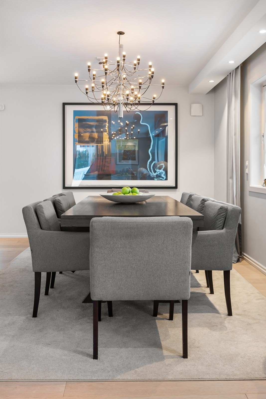 Hyggelig spisestue delvis åpent mot kjøkkenet. Galleribilde