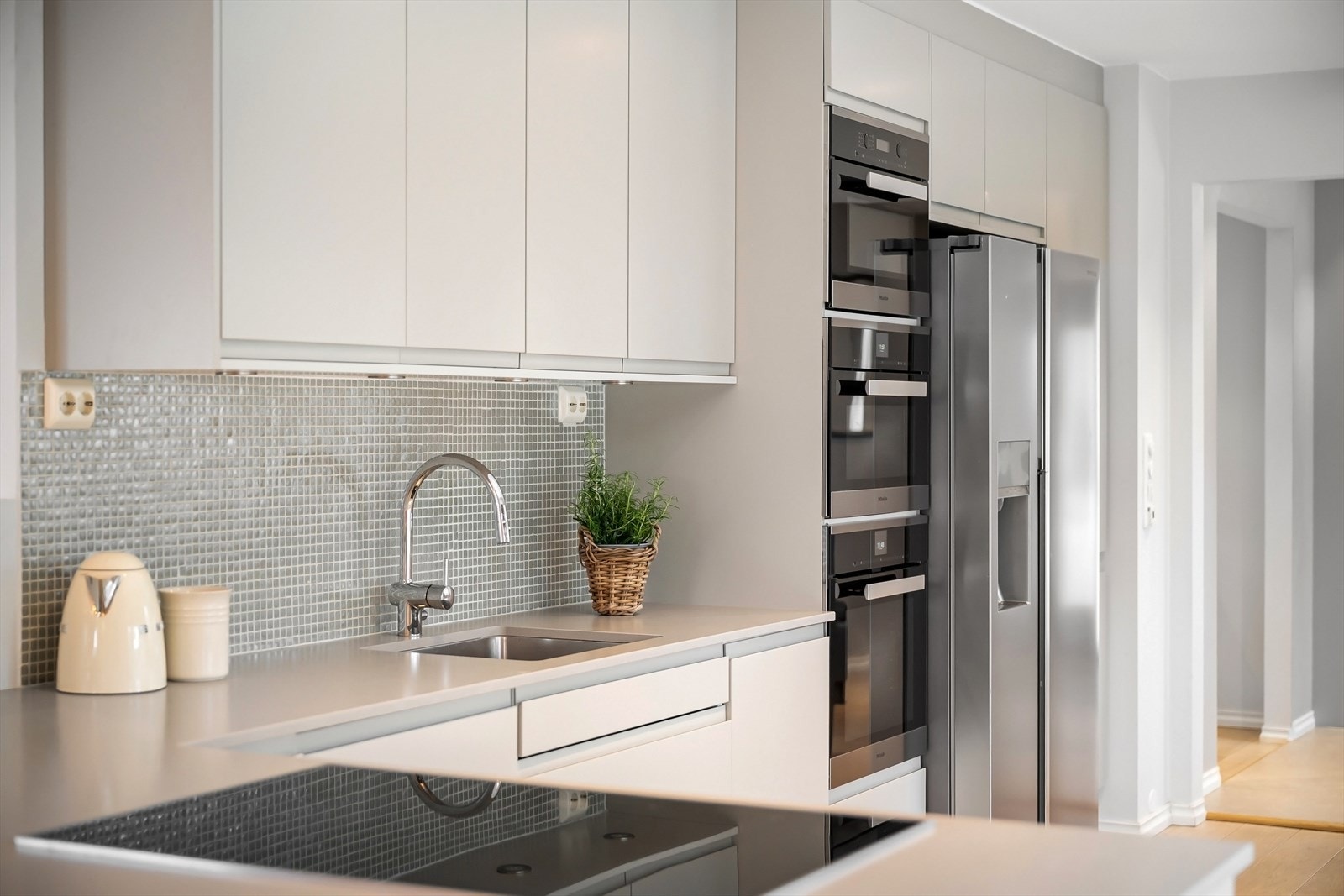 Integrerte hvitevarer, kjøl/frys med stålfront. Galleribilde