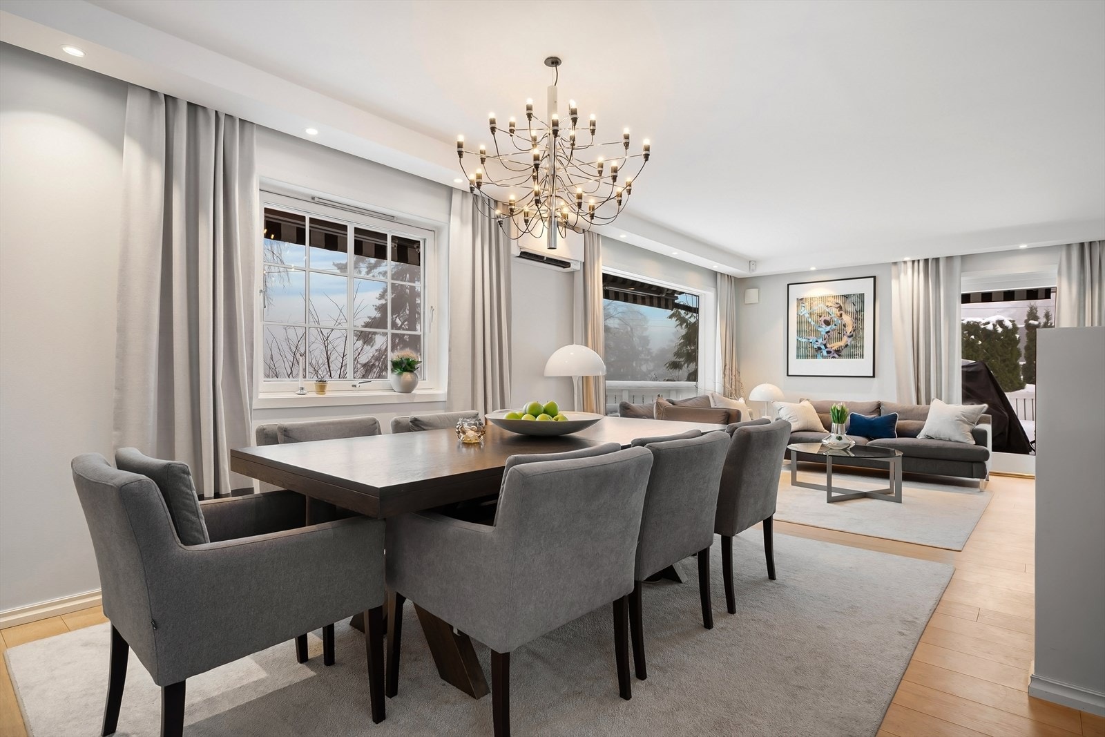 Stor stue/spisestue med delvis åpent kjøkken, eneboligen har optimal planløsning. Perfekt for barnefamilier. Galleribilde