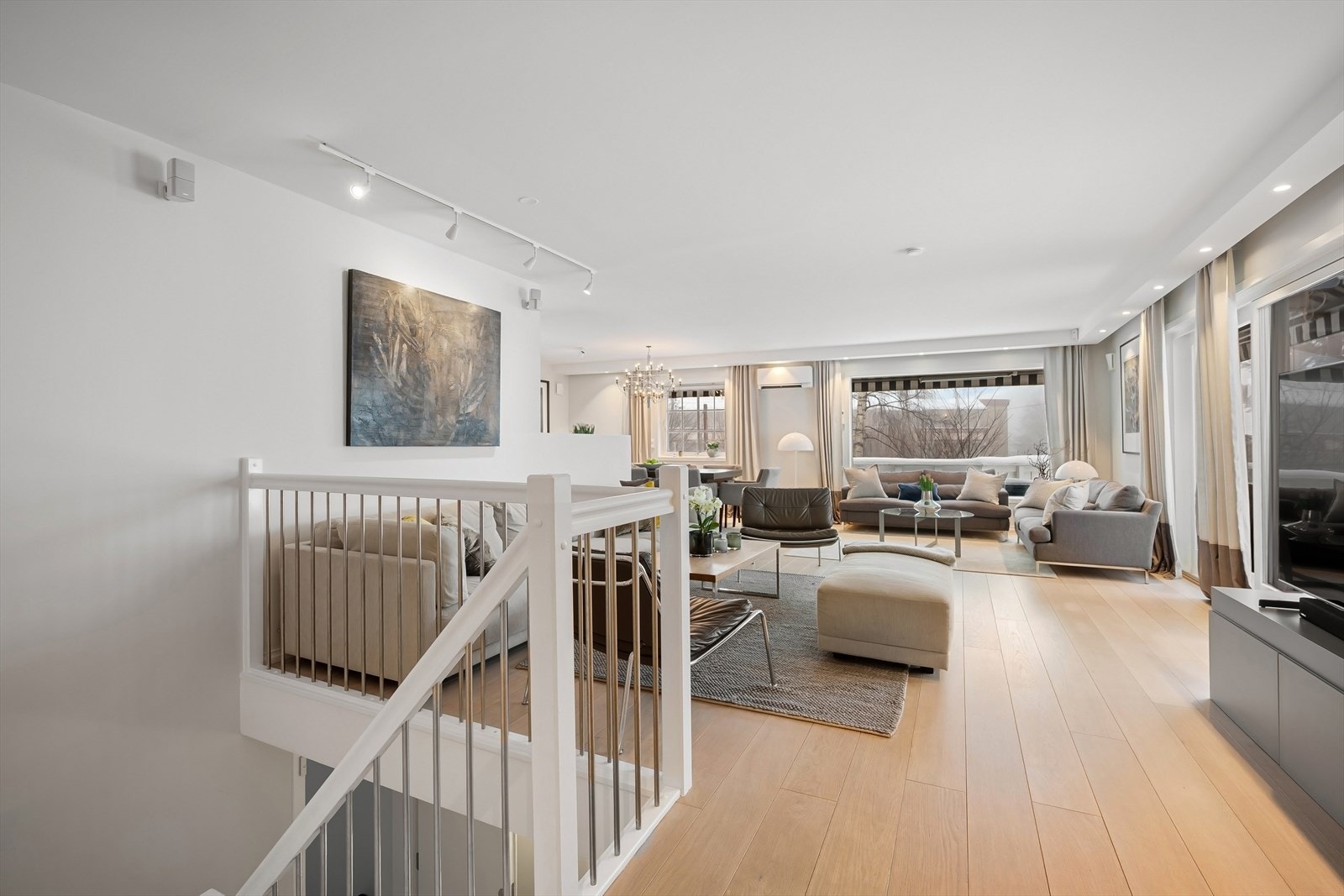 Stor romslig stue/TV-stue med utgang til flott terrasse og have. Galleribilde