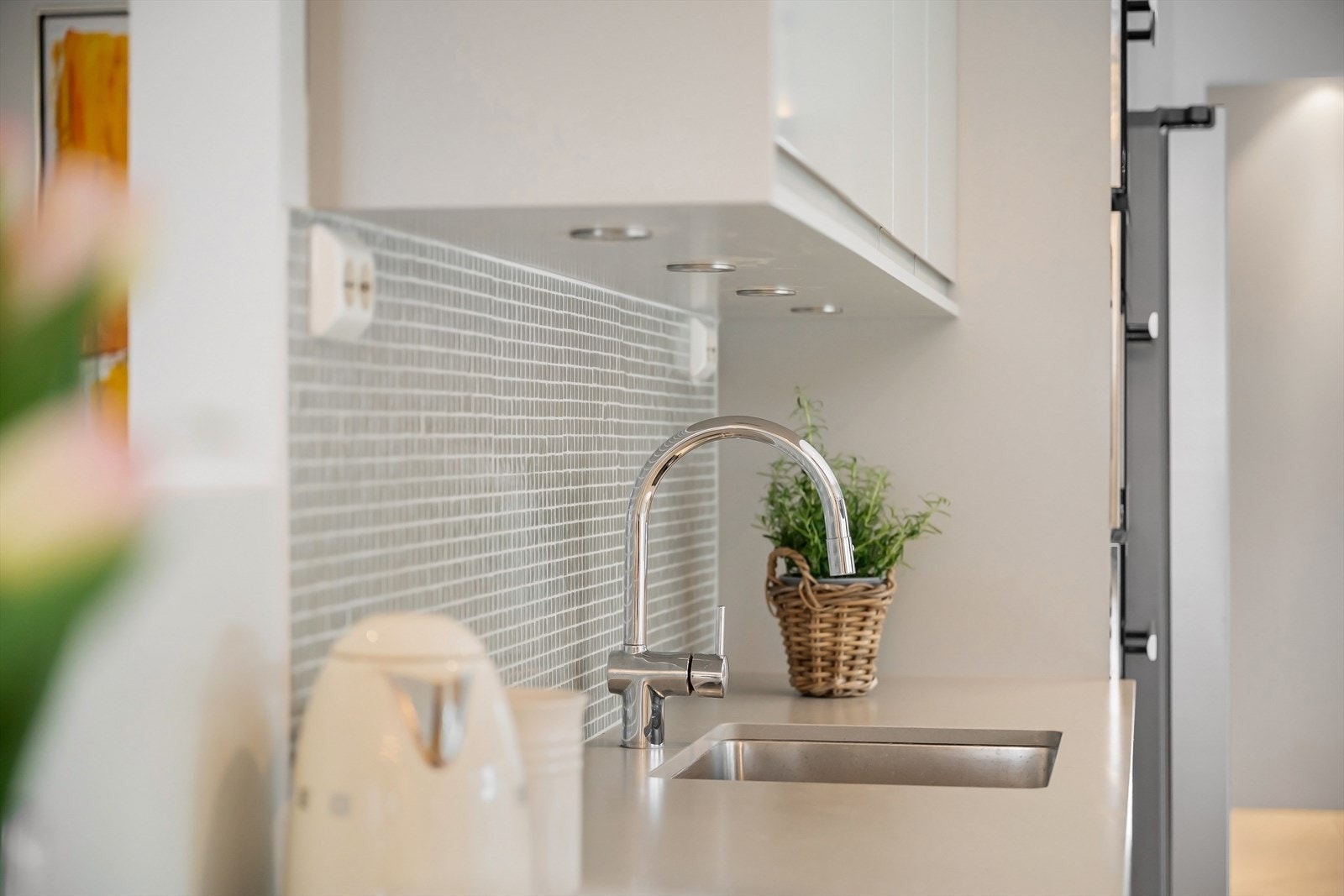 Lekre og delikate farger og materialer. Galleribilde