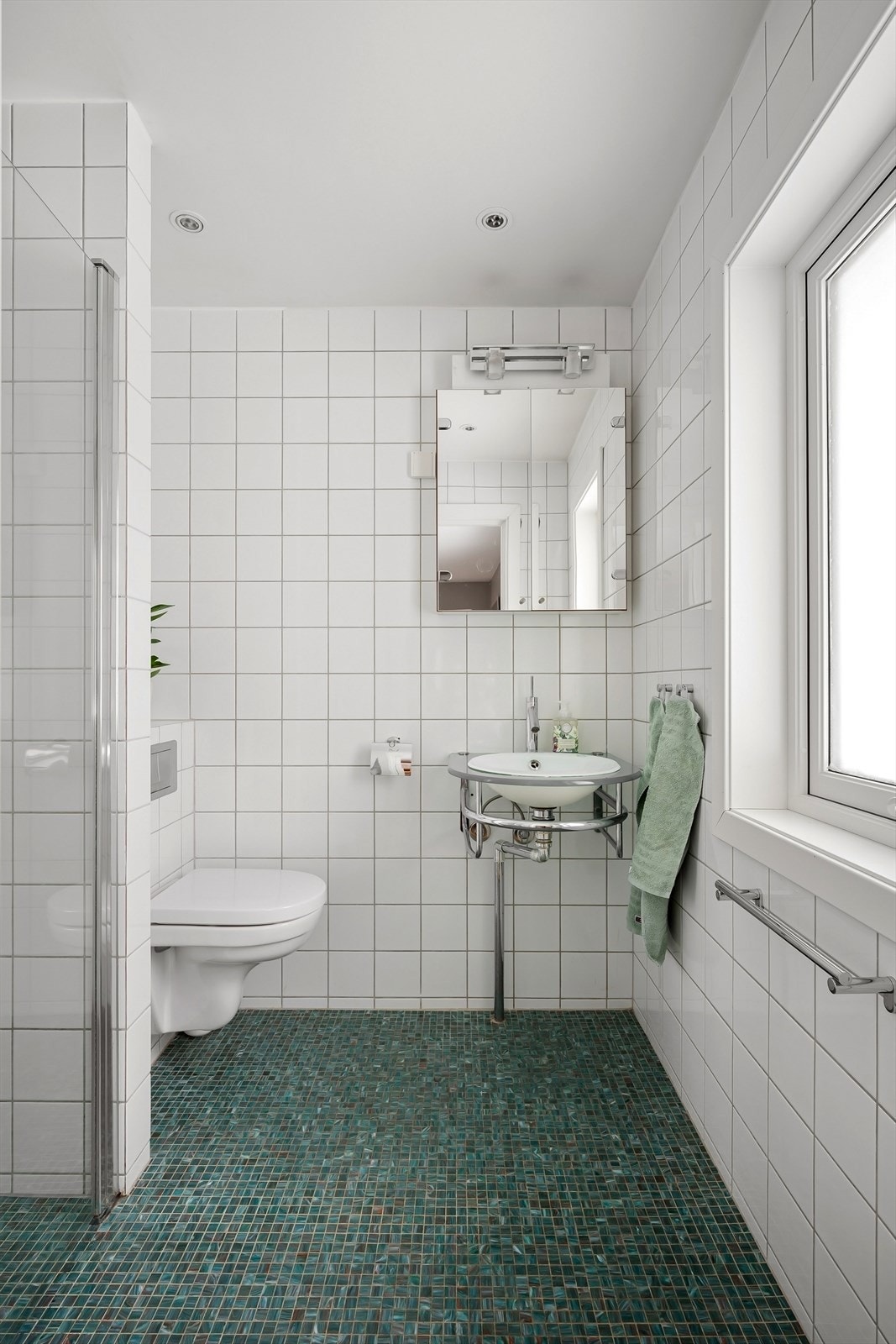 Baderom med inngang fra hovedsoverom. Galleribilde