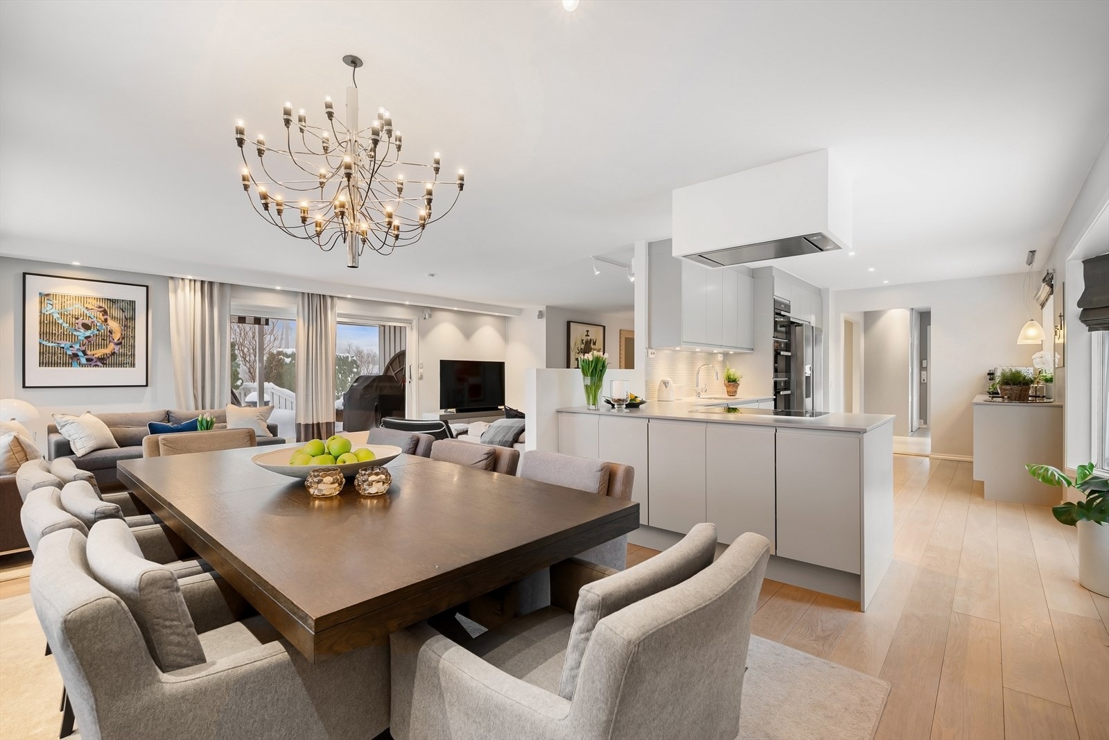 Flott innholdsrik enebolig med fantastisk barnevennlig beliggenhet og dobbel garasje. Egen inngang til u.etg. Galleribilde