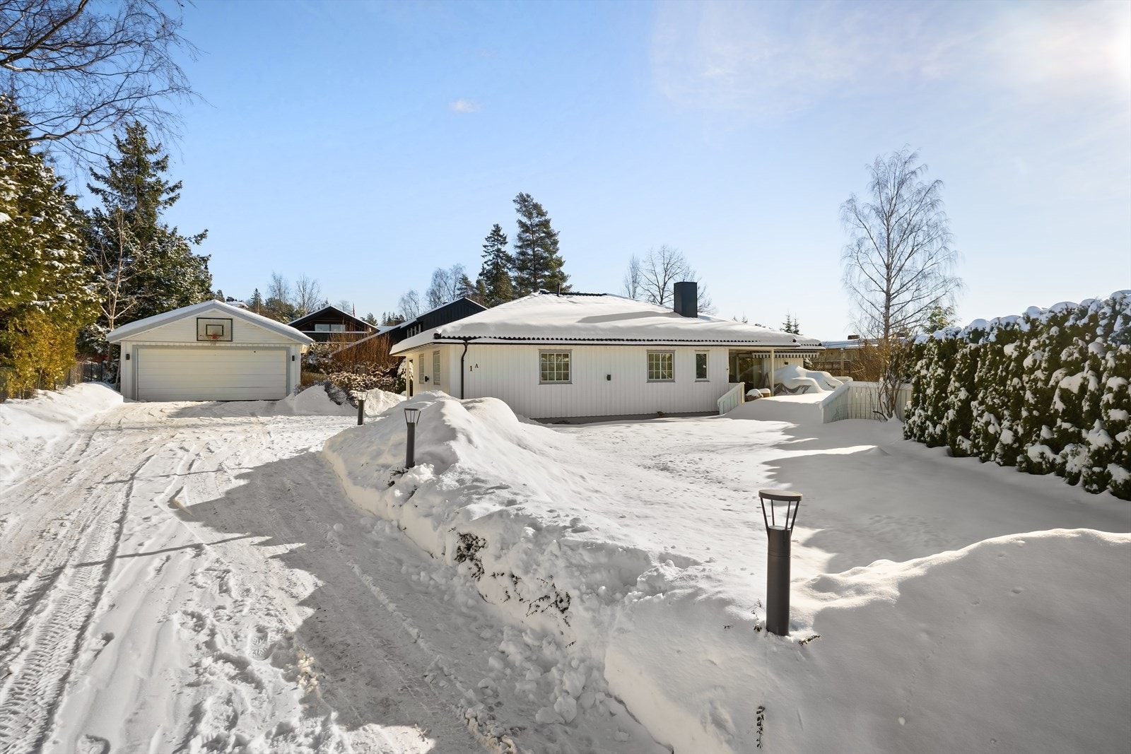 Fin enebolig oppført 1982 med dobbel garasje oppført 1992. Galleribilde