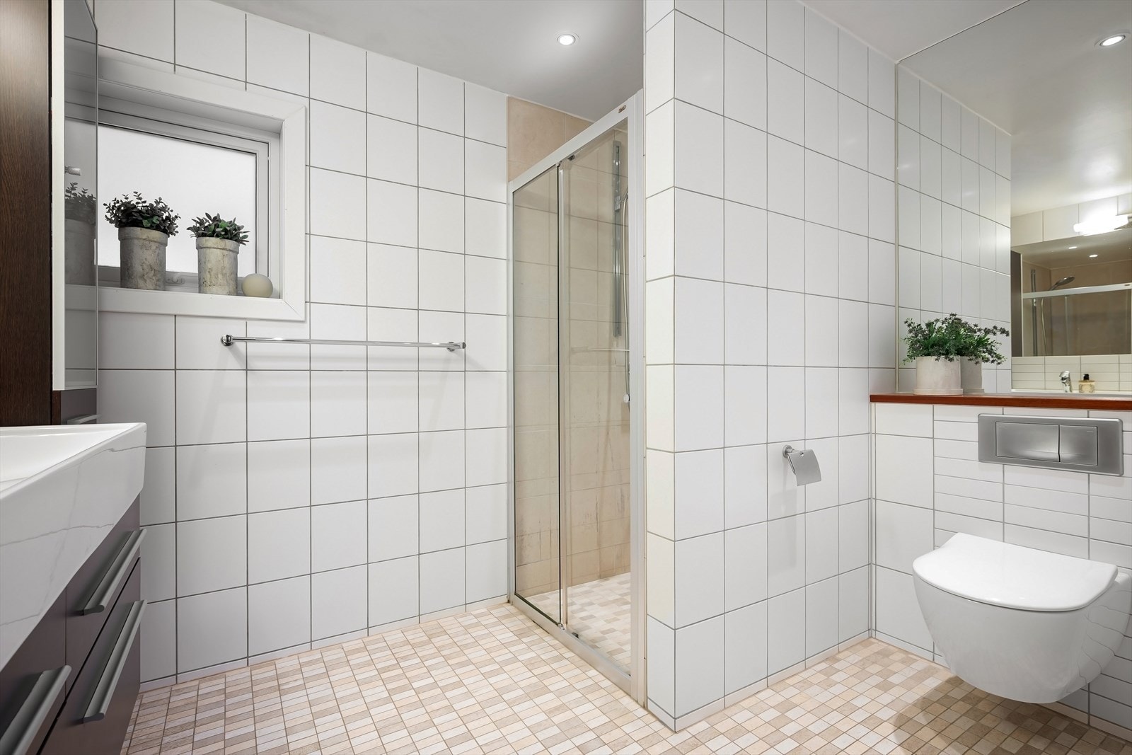 Bad nr.2 i 1.etg., inngang fra mellomgang. Galleribilde