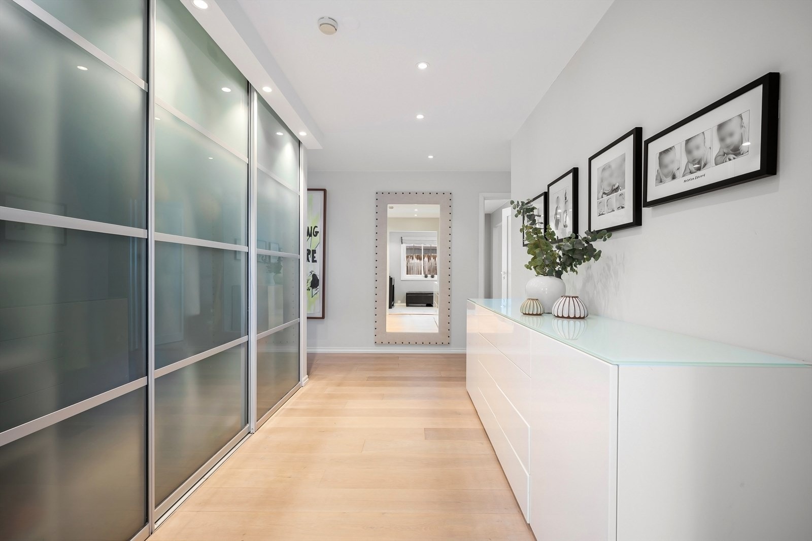 Entre/gang med skapplass. Galleribilde