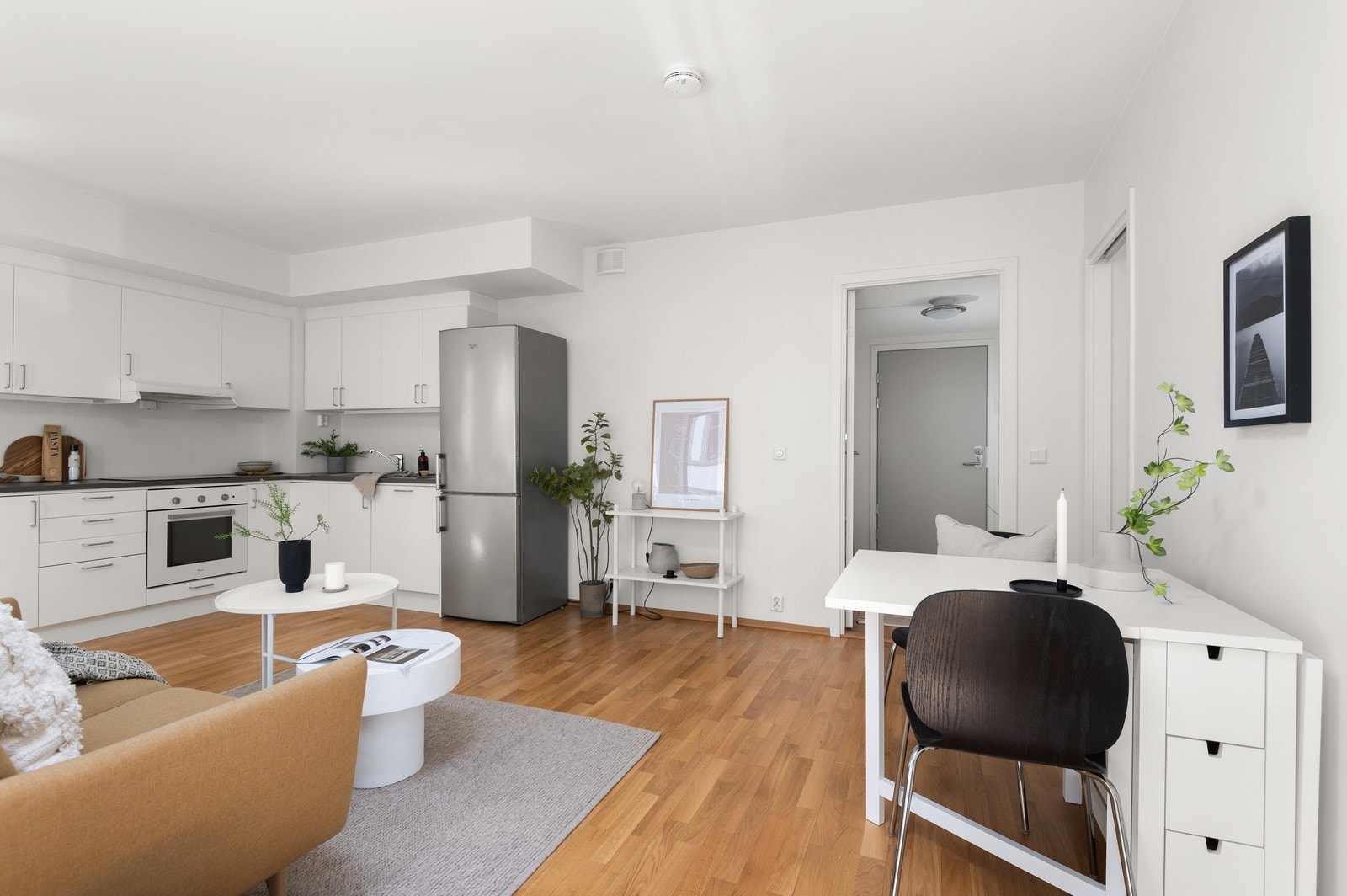 Lys stue med parkett på gulvet. Galleribilde