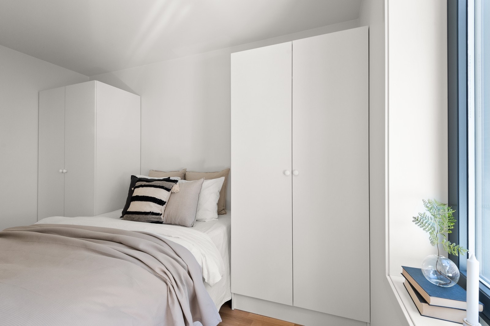 Soverom 1. Inngang fra to dører. Galleribilde