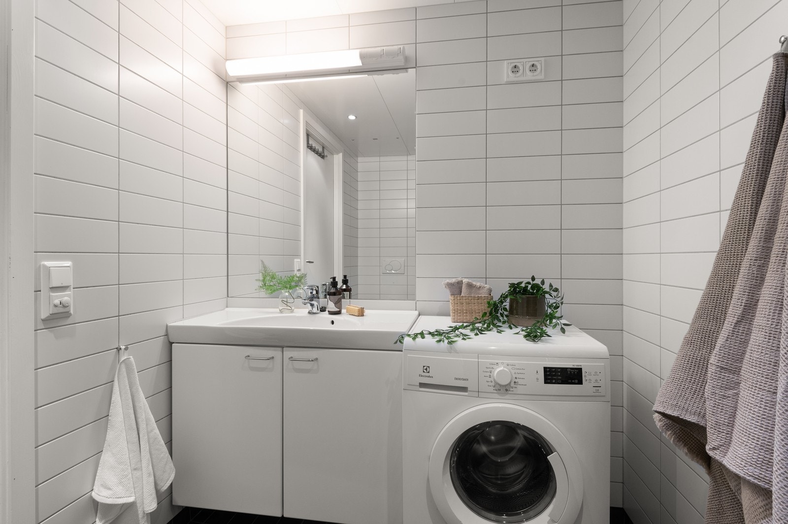 Flislagt bad med opplegg for vaskemaskin. Galleribilde