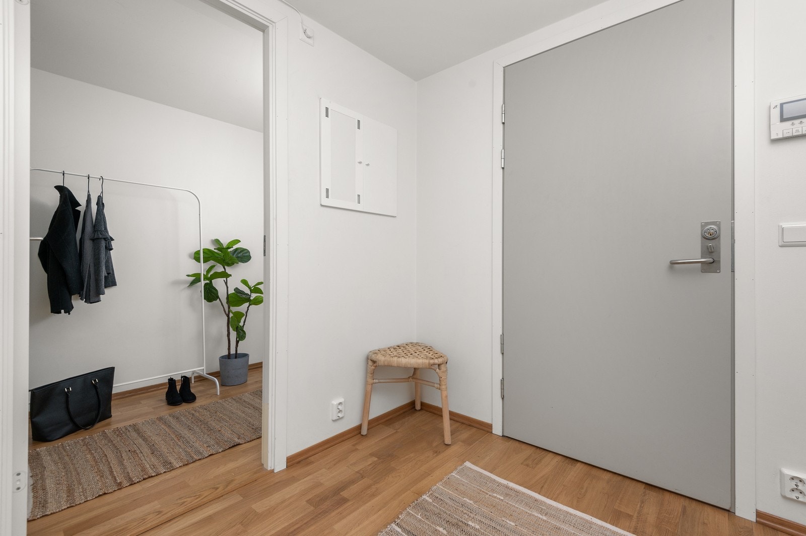 Entré og deler av innvendig bod. Galleribilde