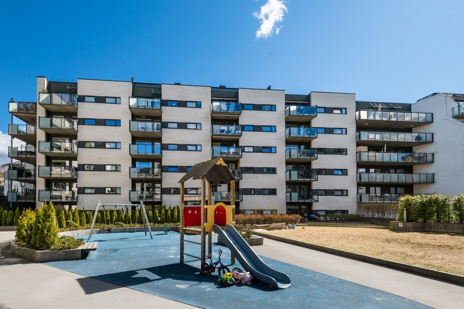 Bakgård/Uteområdet. Galleribilde