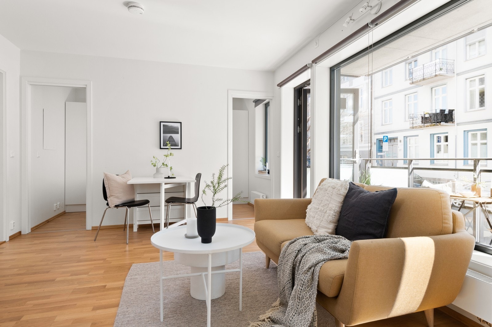 Stue med utgang til balkong. Galleribilde