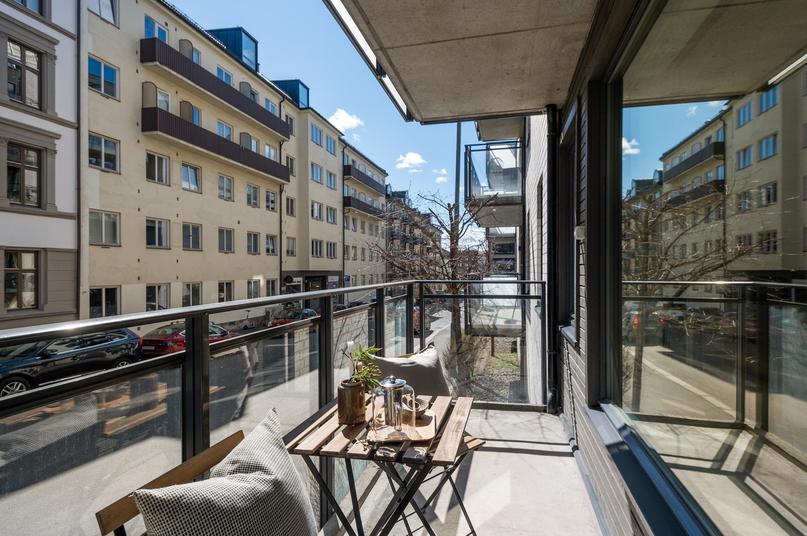 Balkongen ligger høyere enn bakkeplan. Galleribilde